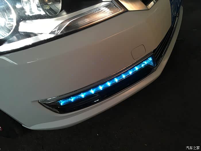 夜晚开大灯后日行灯效果图