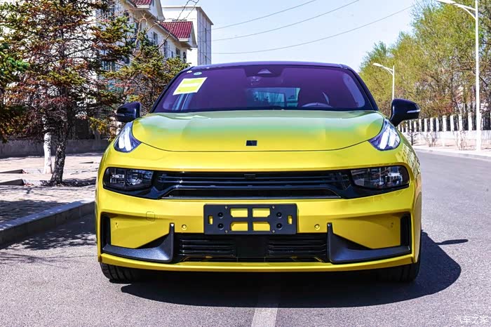 车头饱满的领克03,吉利旗下高端品牌的跑车车型,很受欢迎.