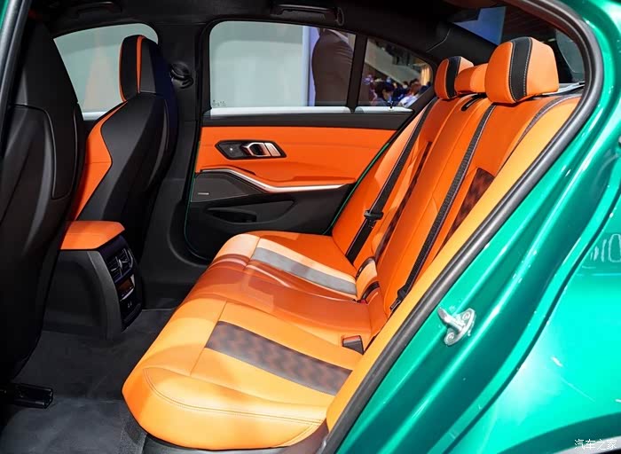 宝马m3的后排座空间也超大的,坐车的人完全没问题!