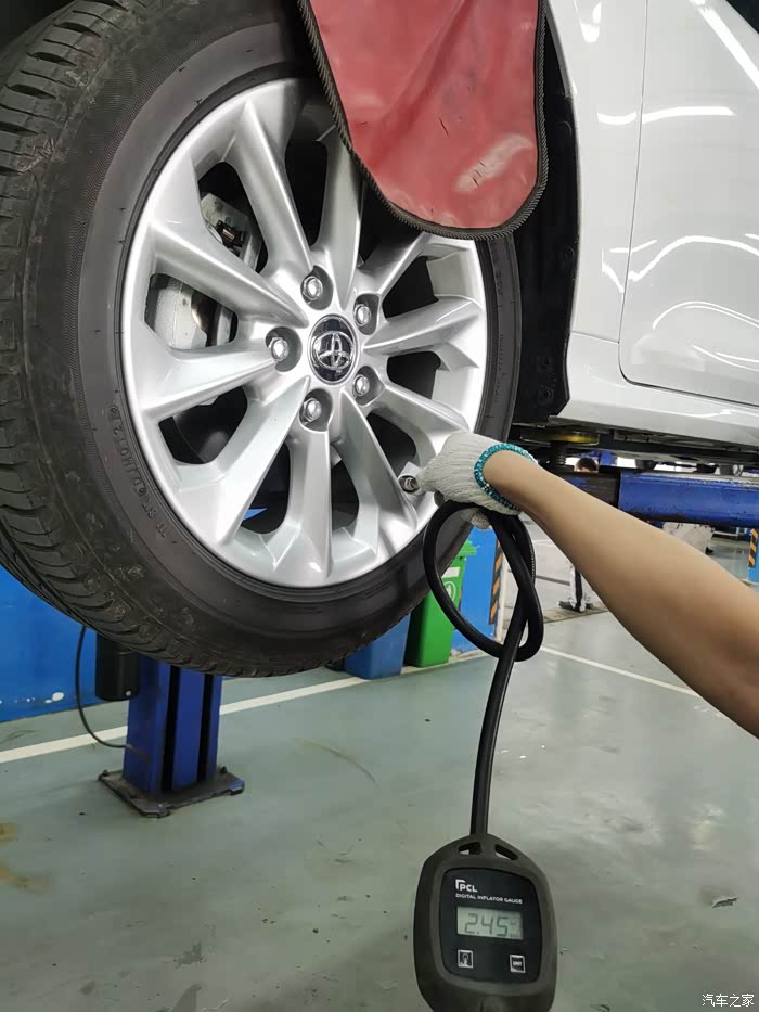 超级白豪华版卡罗拉保养前后轮胎对换位作业