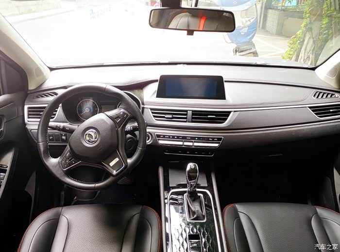 东风风光580红星版外形英俊硬朗内饰精致