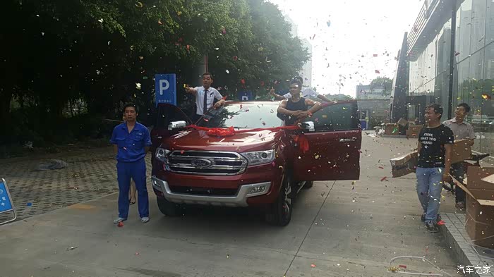 这个提车仪式还蛮搞笑的 左边的师傅表情