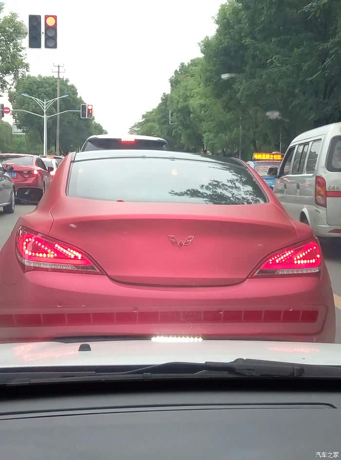 回去路遇到菱荣光跑车(现代酷派).