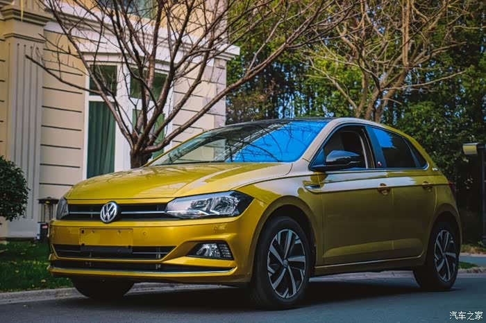 黄色大众polo轿车