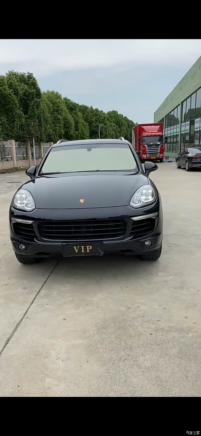 简洁明快的前脸 帅气超燃的设计,让保时捷卡宴一出场就得到了满堂彩