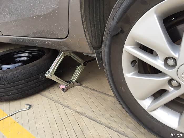 【图】爆胎了,刚更换备胎全过程!求15寸胎!_卡罗拉论坛_汽车之家论坛