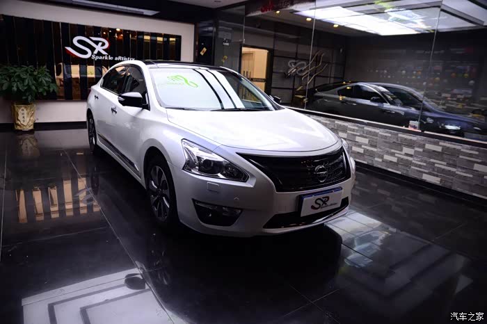 天籁公爵顶配版美国秃鹰改色膜白变蓝作业黑色中网