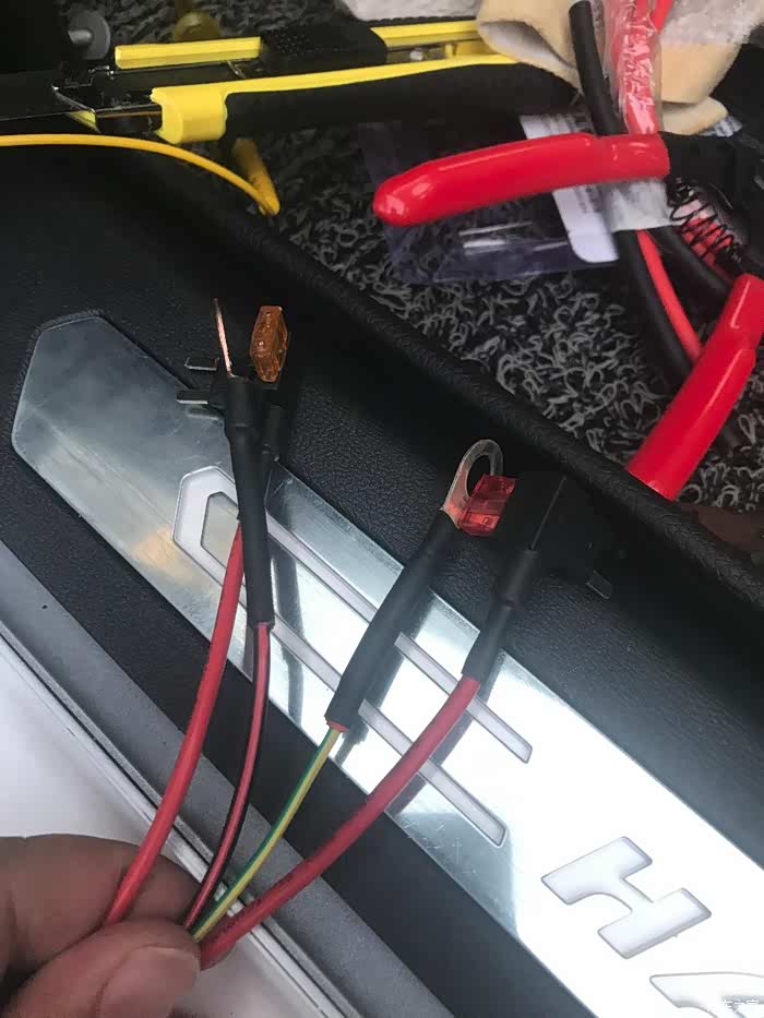 无损安装电子狗及行车记录仪作业