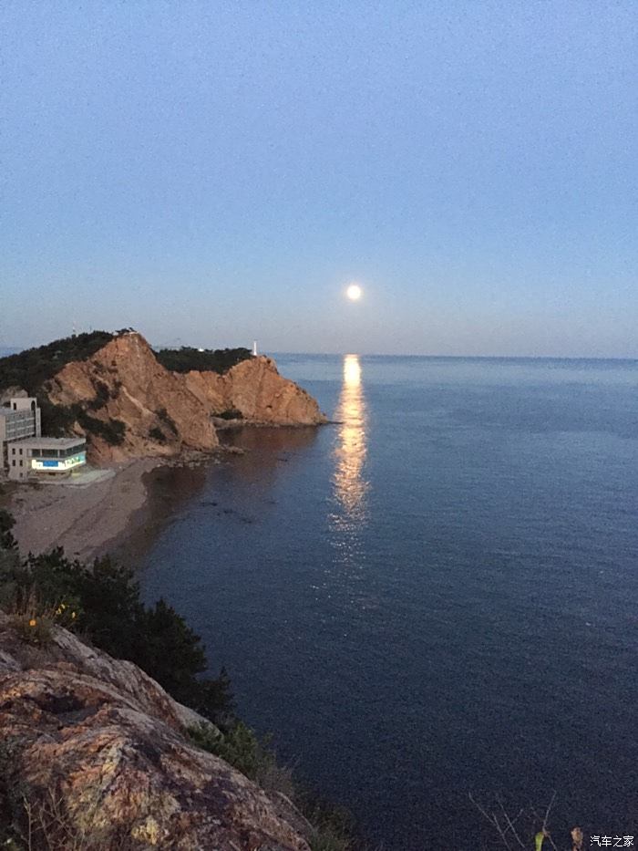 海边蓝月亮图片