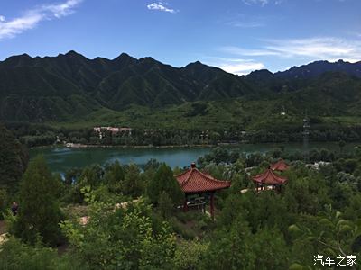 硅化木景區南邊就龍灣湖