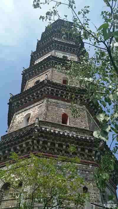文峰塔,共7层,由于父亲年龄大,就没有上去,在塔下等我们.