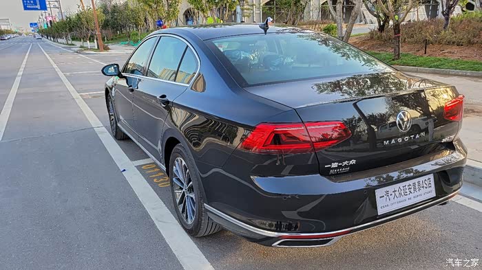 2020款迈腾330豪华改18寸轮毂