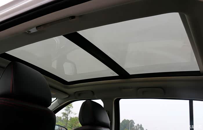 陪老铁去试驾,感觉全景天窗确实算是一个蛮大的亮点