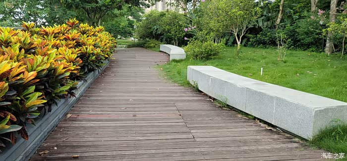 忙里偷闲驾上爱车游德胜河滨公园