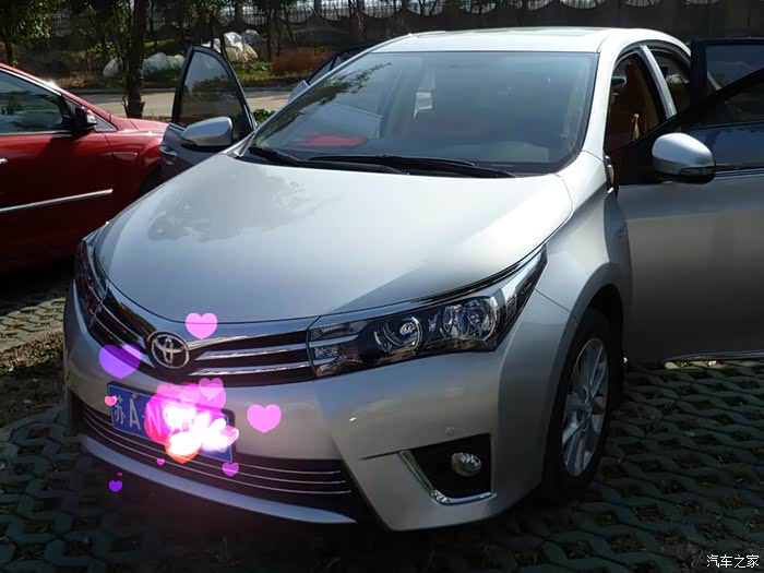 感觉卡罗拉银色的比白色的好看呢?大家认为呢?海报就是银色的!