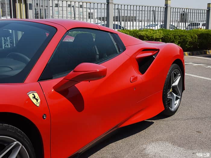 2020款 法拉利 f8 spider 3.9t v8(红色)
