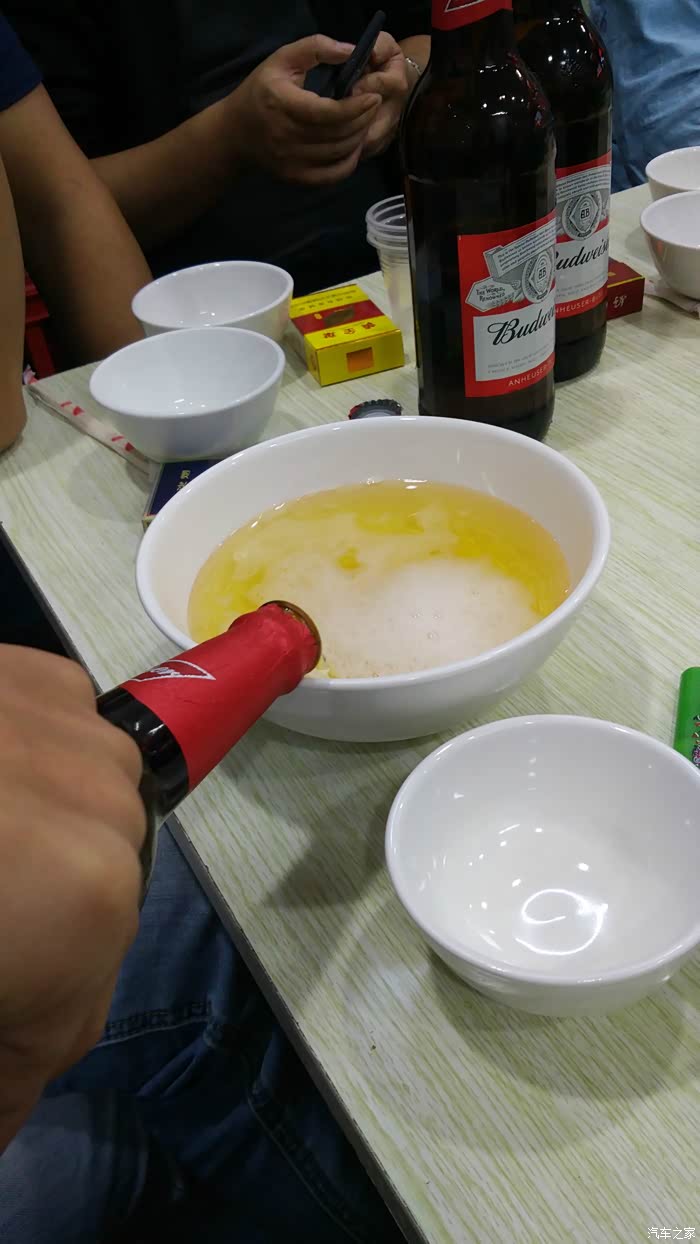 深莞艾瑞泽7车友周末聚餐吹啤酒场面欢乐感人