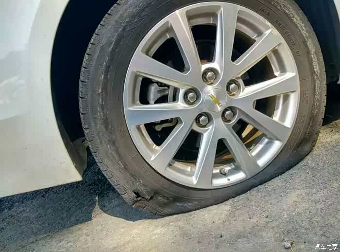 爆胎了安顺东站