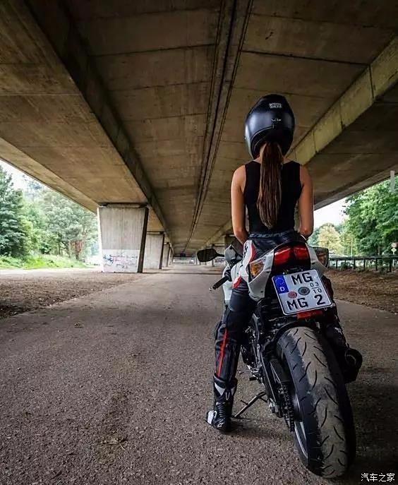 女人骑摩托车背影图片