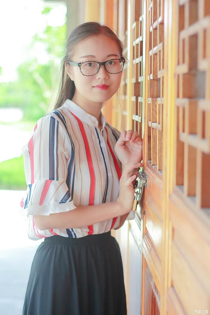 气质教师当车模清新脱俗