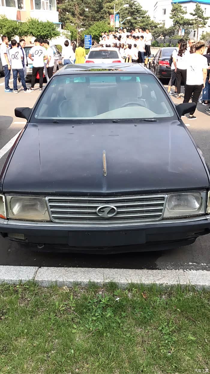 校园里有年头的红旗ca7200