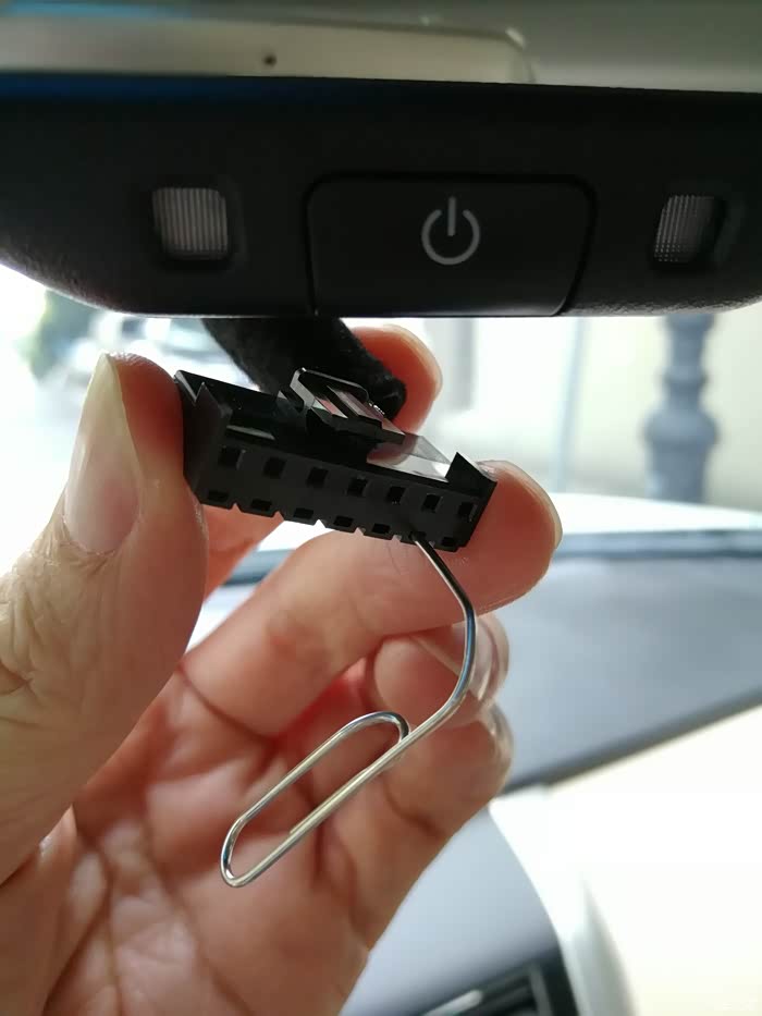 行车记录仪从电子防炫目后视镜取电作业分享