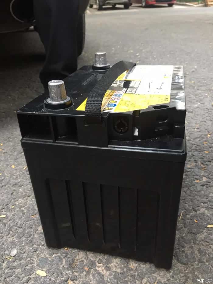 凯美瑞尊瑞油电混合动力后面叫双擎电瓶小电池挂了3年