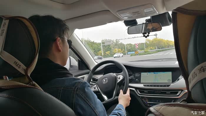 正在开车的我,很惬意