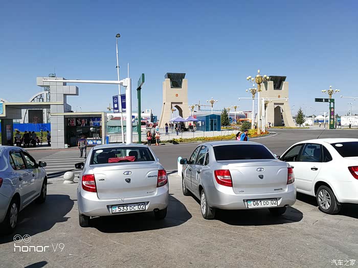 拉达牌出租车,这个和90年代初引进中国的那批出租车完全看不