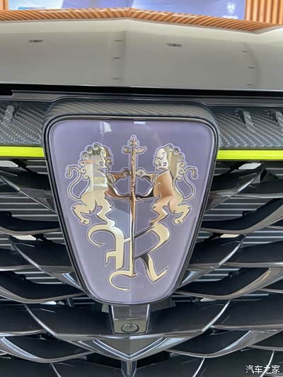 最新的车标,还是很大气的