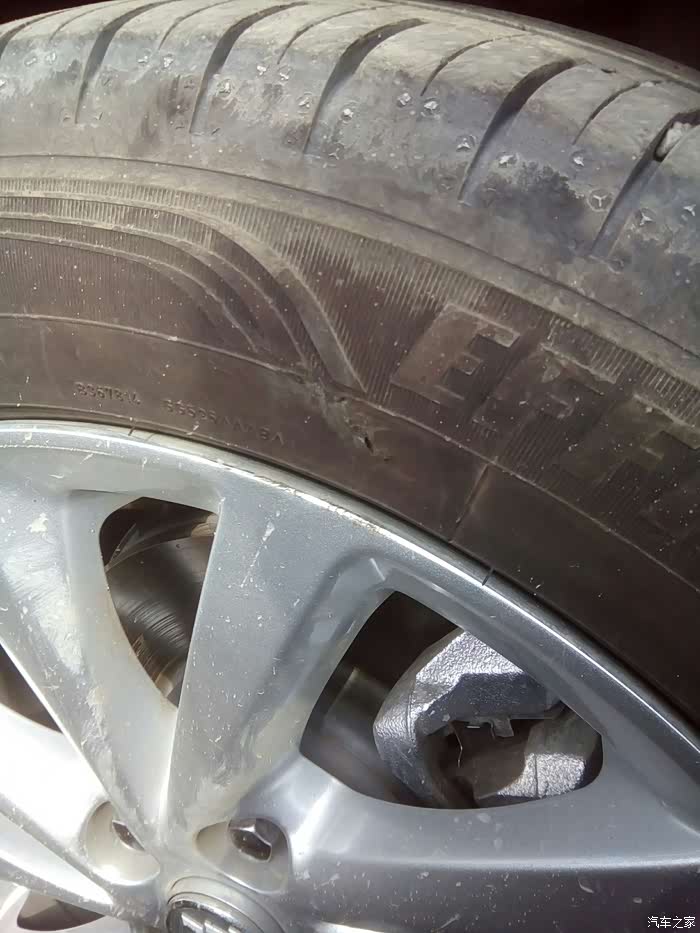 轮胎侧面刮伤
