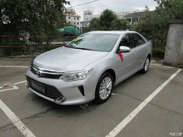 2015款水晶银凯美瑞25豪华导航版提车作业