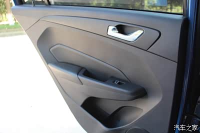 后门样式挺中规中矩过还温馨提示我这拍照顺手平常坐后排尽量要从此