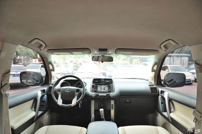 带大家看看丰田普拉多2700内饰