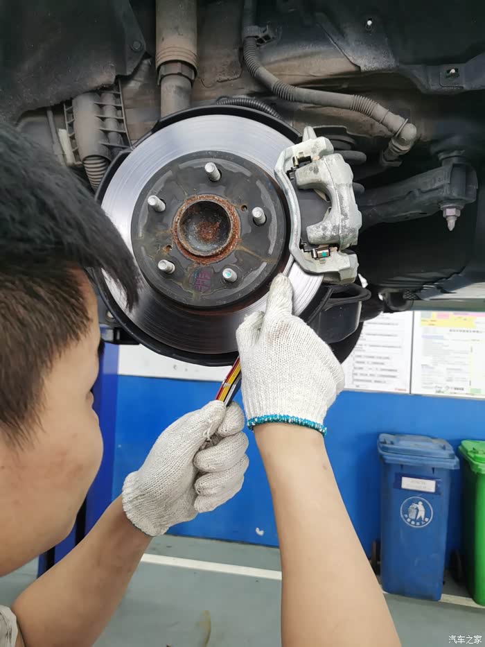 超级白豪华版卡罗拉保养前后轮胎对换位作业