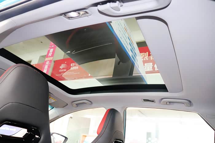 帝豪gs因为车顶的原因 ,是不可开启的 全景天窗