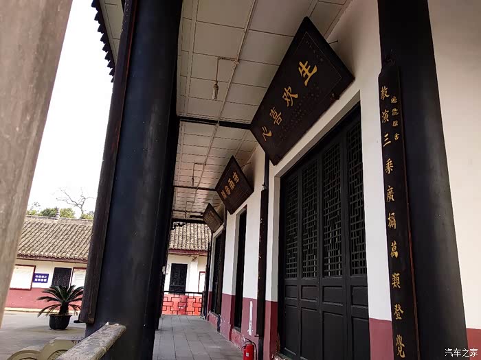 一直知道成都市成华区有个龙潭寺,还以为这只是地名,最近才听朋友说