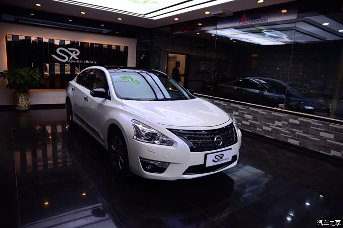 天籁公爵顶配版美国秃鹰改色膜白变蓝作业黑色中网