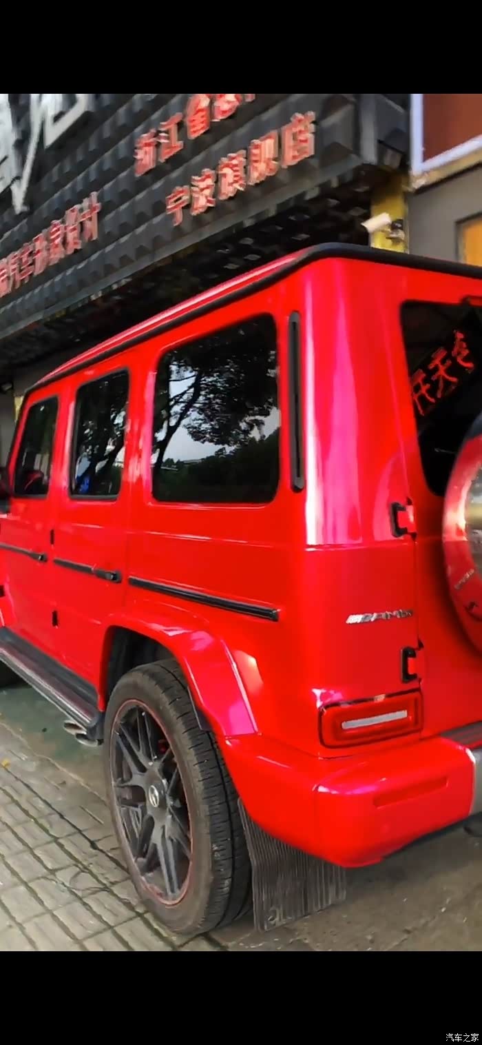 红色的奔驰大g,是小姐姐的最爱吗?