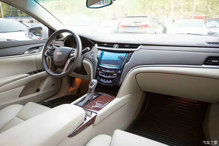 内饰颜色搭配很漂亮的凯迪拉克xts