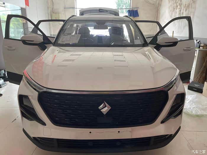 新宝骏的新车标很显档次