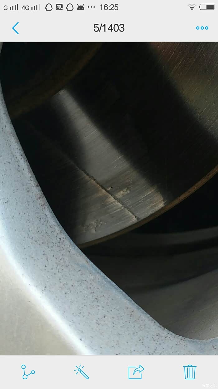 前轮两个刹车盘都有这样的痕迹正常吗?谢各位