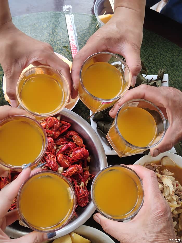 家人团聚,幸福美满,干杯!