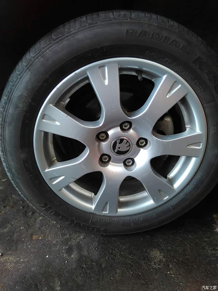 经典明锐七幅轮毂失圆