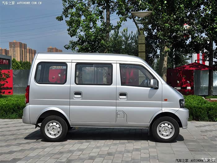 辛苦各位看看这个面包车是哪个型号