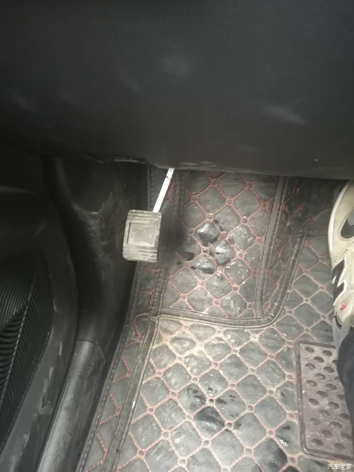 看看哪吒v的脚刹