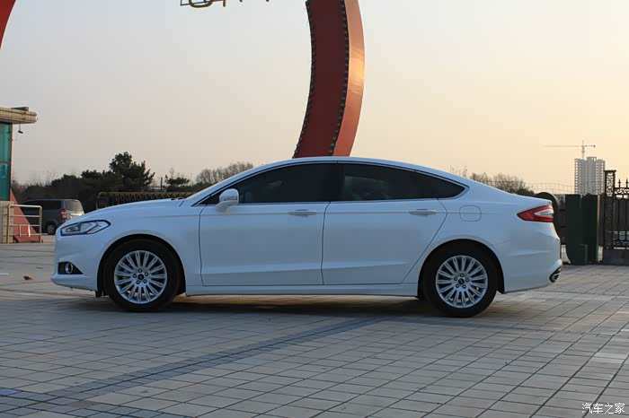 侧面说新蒙迪欧侧面看起来还挺修