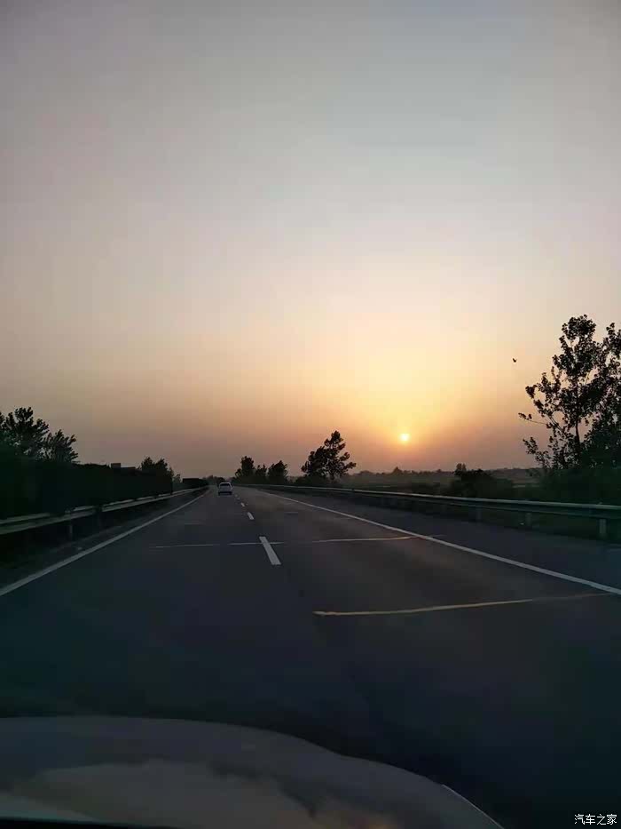 早上五点钟天刚刚微亮就出发了