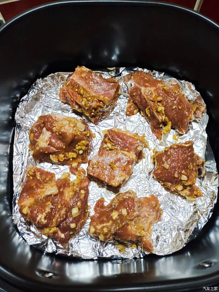 这是没有用空气炸锅的排骨,抹上料汁,铺上锡纸,准备放进空气炸锅.