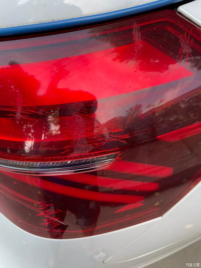 吉利帝豪后尾灯问题